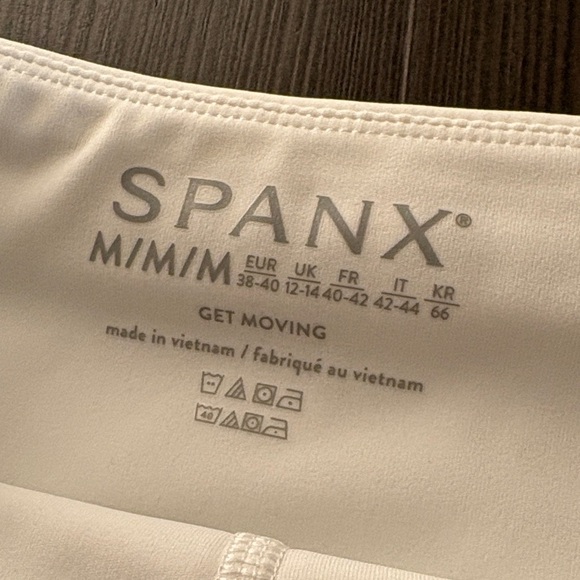 Spanx Get Moving Skort 17" Booty Boost Short White Womens Size M - Picture 2 of 12